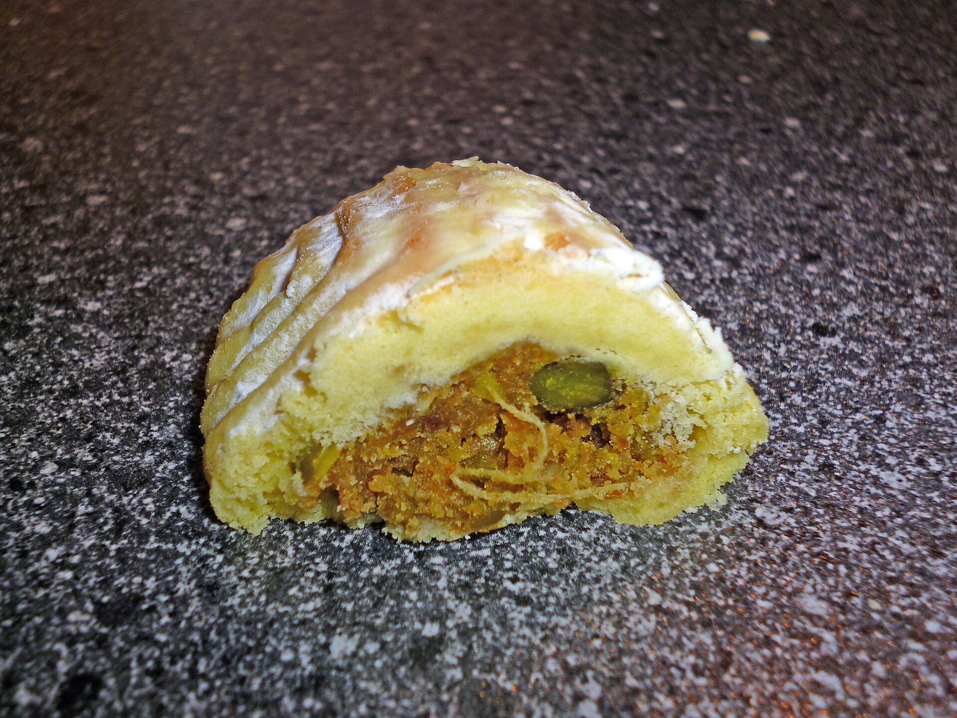 A wrapped Calicut Cravings hamper with a Calicut sweet, Kozhi Ada and a tin of chaya.
